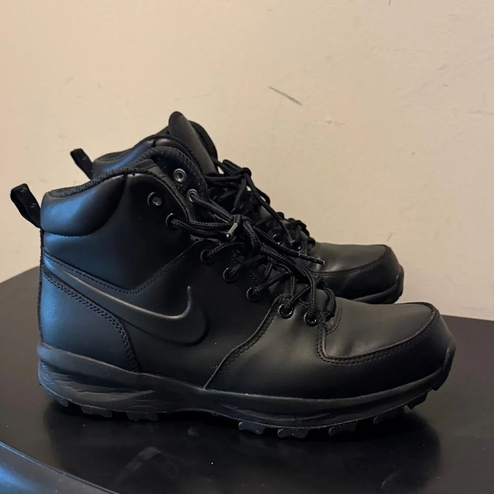 Nike Men's All-Black Manoa Leather Boots, Size 9